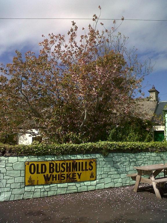 Causeway Tavern Bed & Breakfast Bushmills Exterior photo